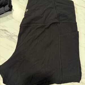 Athleta Black Salutation Stash Capri Leggings